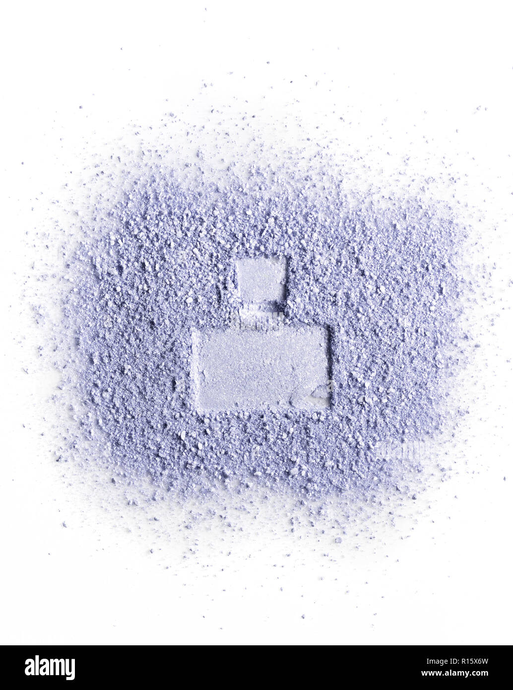 Impronta della bottiglia di profumo sulla faccia viola polvere. Isolato su uno sfondo bianco. Foto Stock