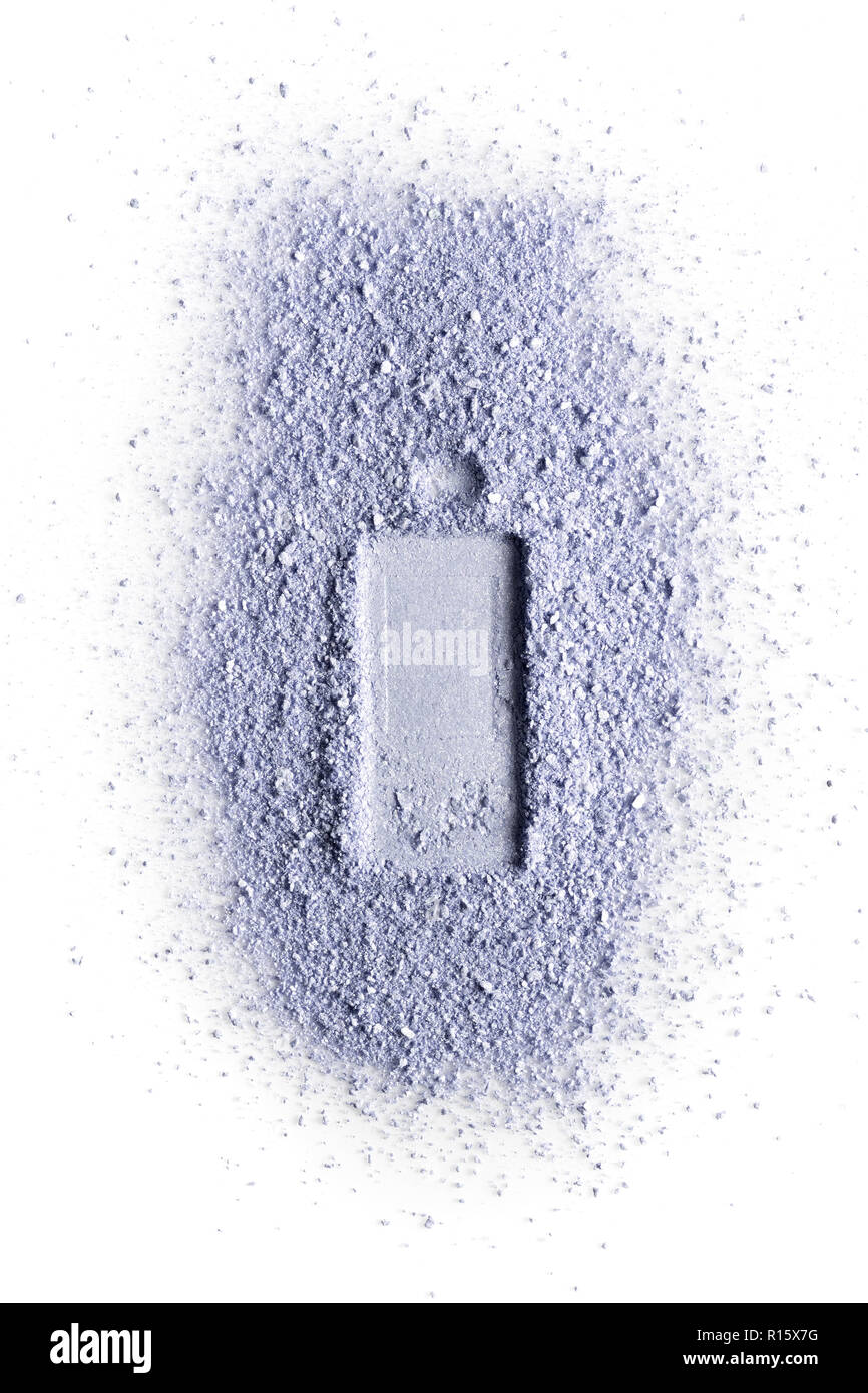 Impronta della bottiglia di profumo sulla faccia viola polvere. Isolato su uno sfondo bianco. Foto Stock