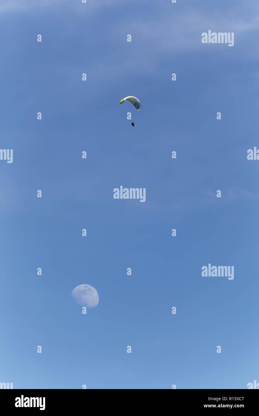 Parapendio in alto nel cielo sopra la luna sul lago di Annecy Francia Foto Stock