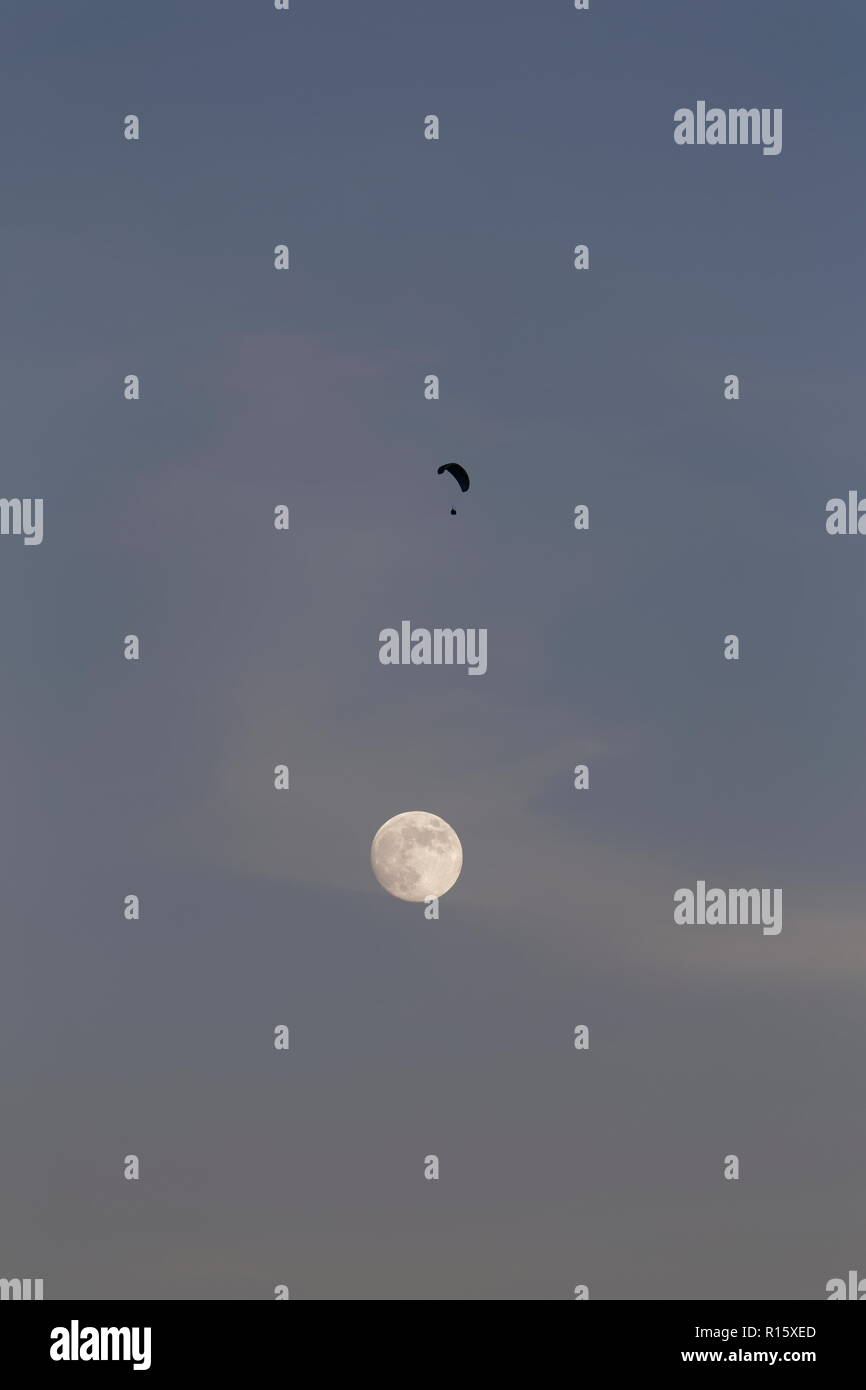 Parapendio in alto sopra la luna in prima serata il cielo sopra il lago di Annecy Francia Foto Stock