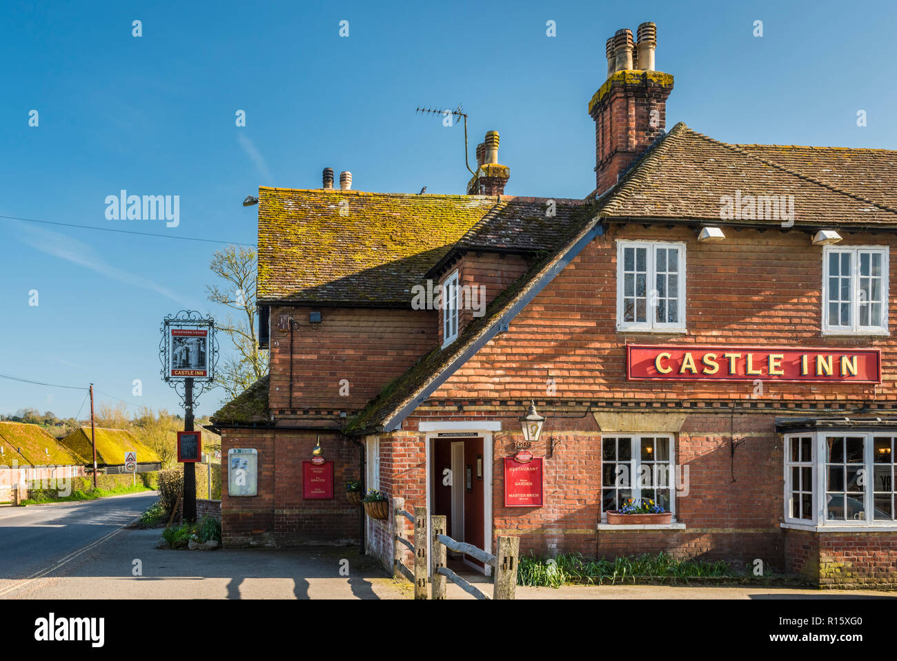 Il Castle Inn di Bodiam, East Sussex, in piedi di fronte storico Castello Bodiam Foto Stock