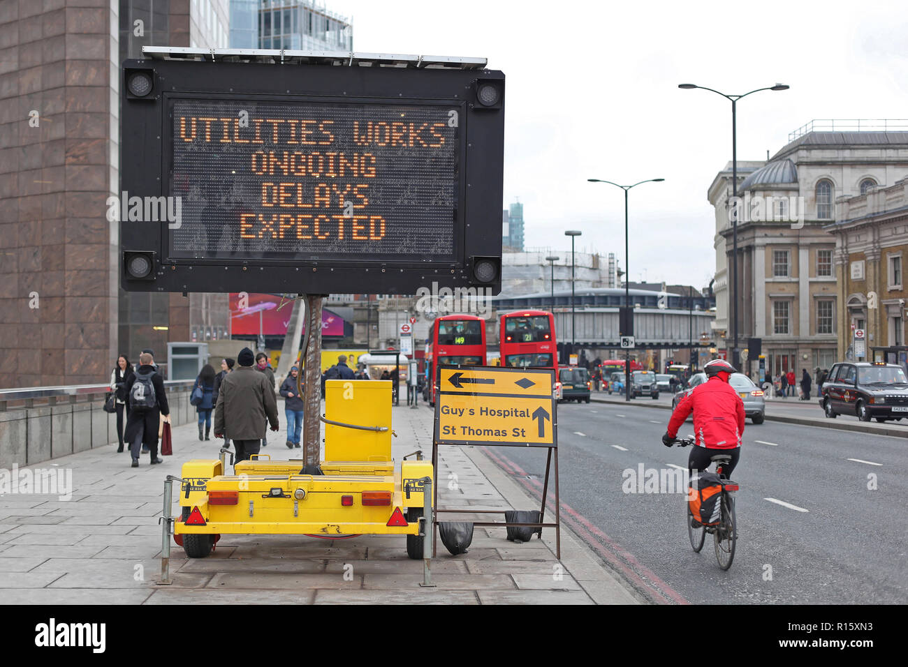 London, Regno Unito - 25 Gennaio 2013: Ritardi traffico atteso Information Board messaggio segno a Southwark a Londra, Regno Unito. Foto Stock