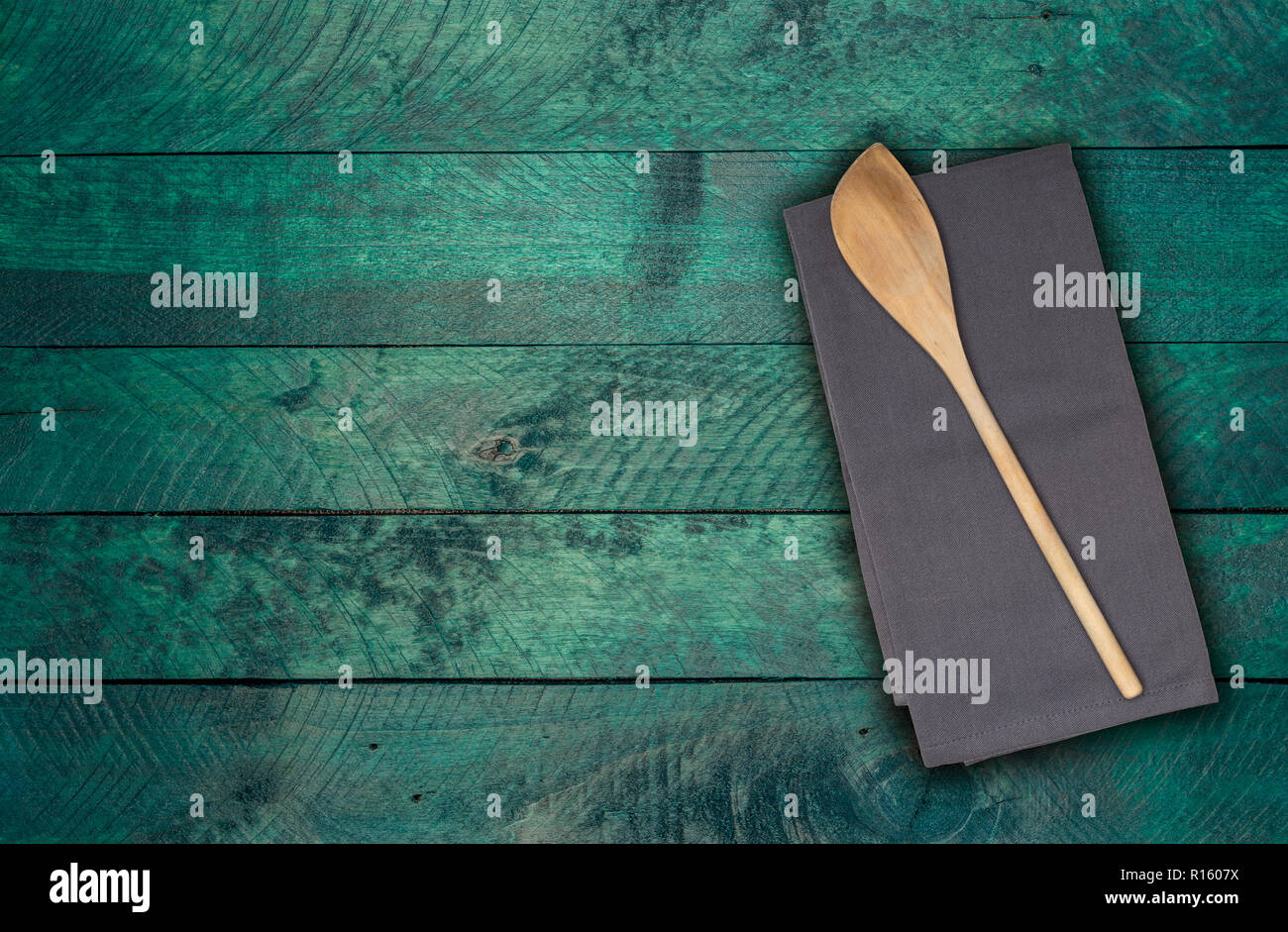 Il cucchiaio di legno e asciugamani da cucina in legno di benzina. Foto Stock