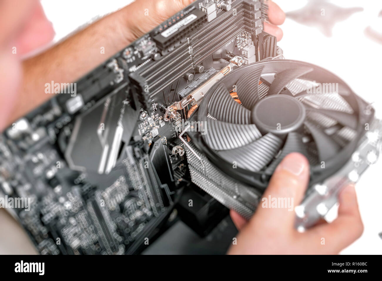 Installare o riparare il sistema di raffreddamento ad aria del processore per PC. Foto Stock