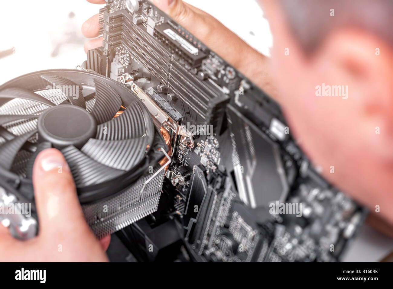 Installare o riparare il sistema di raffreddamento ad aria del processore per PC. Foto Stock