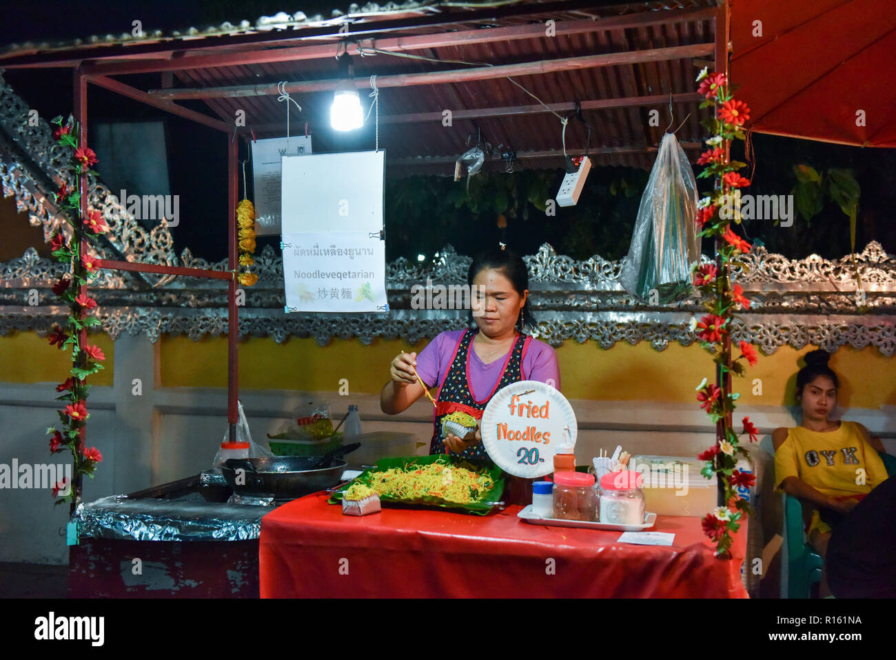 Notte del mercato alimentare, Pai Walking Street . Pai, Thailandia del Nord Foto Stock