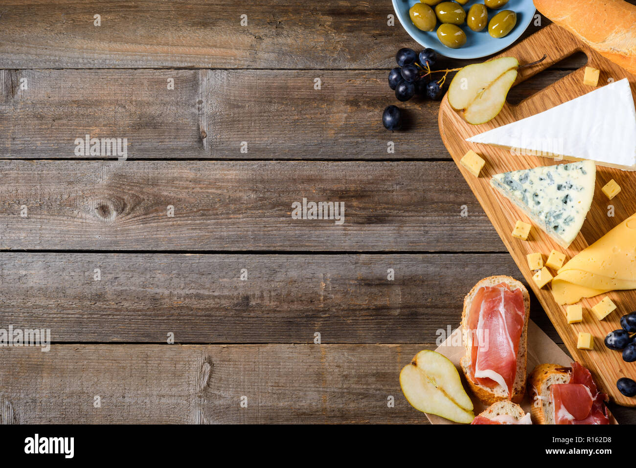 Pane, carne, formaggi e frutta Foto Stock