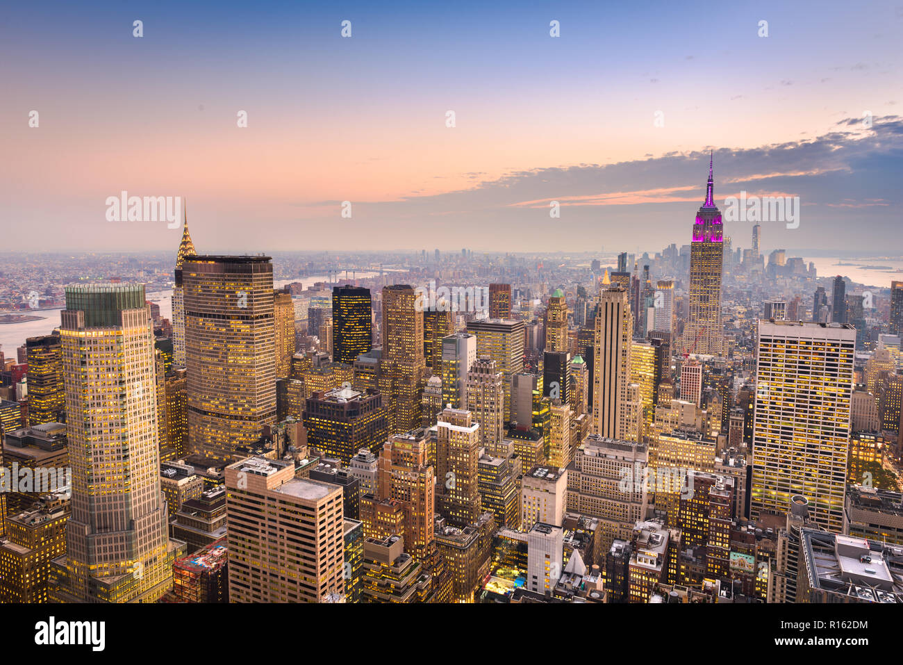 New York, New York, Stati Uniti d'America skyline del centro nel corso di Manhattan al crepuscolo. Foto Stock