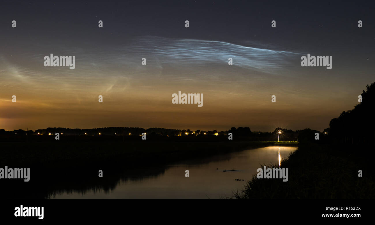 Noctilucent nuvole con un canale in primo piano. Questo raro fenomeno è stato osservato poco prima dell alba nei Paesi Bassi. Foto Stock