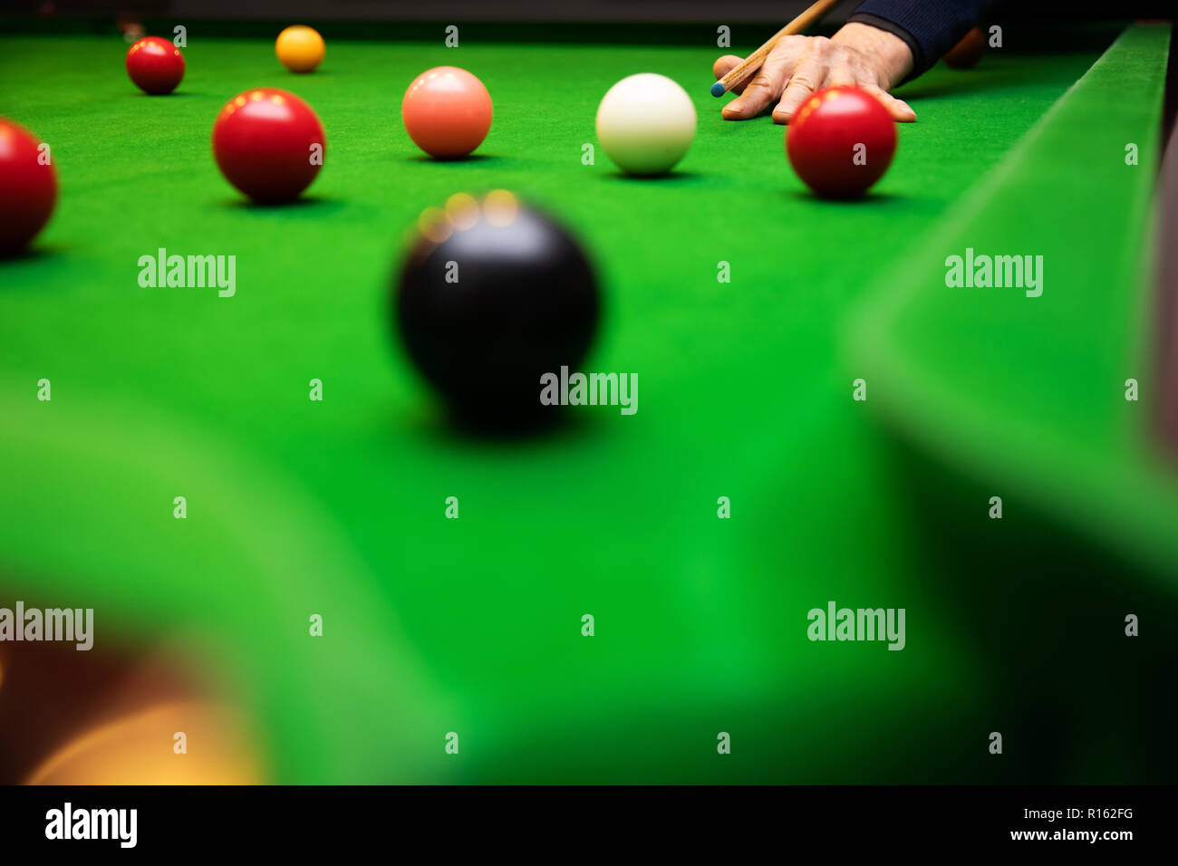 Giocare a snooker gioco - black ball shot Foto Stock