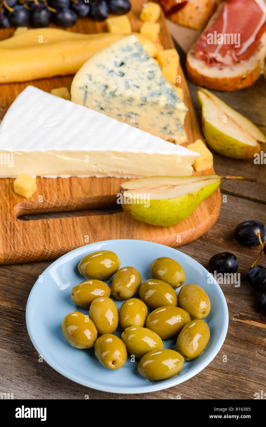 Formaggi Italiani, carne e frutta Foto Stock