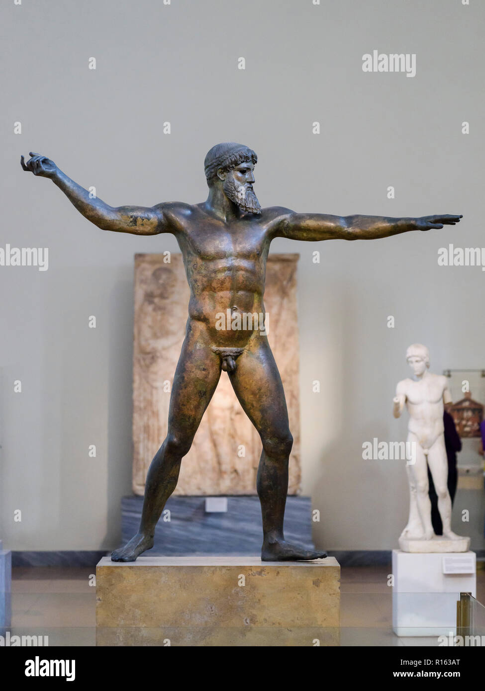 Atene. La Grecia. L'Artemision di bronzo, statua di Poseidon o Zeus, antica scultura greca del severo stile datato ca. 460 A.C. Nazionali Foto Stock