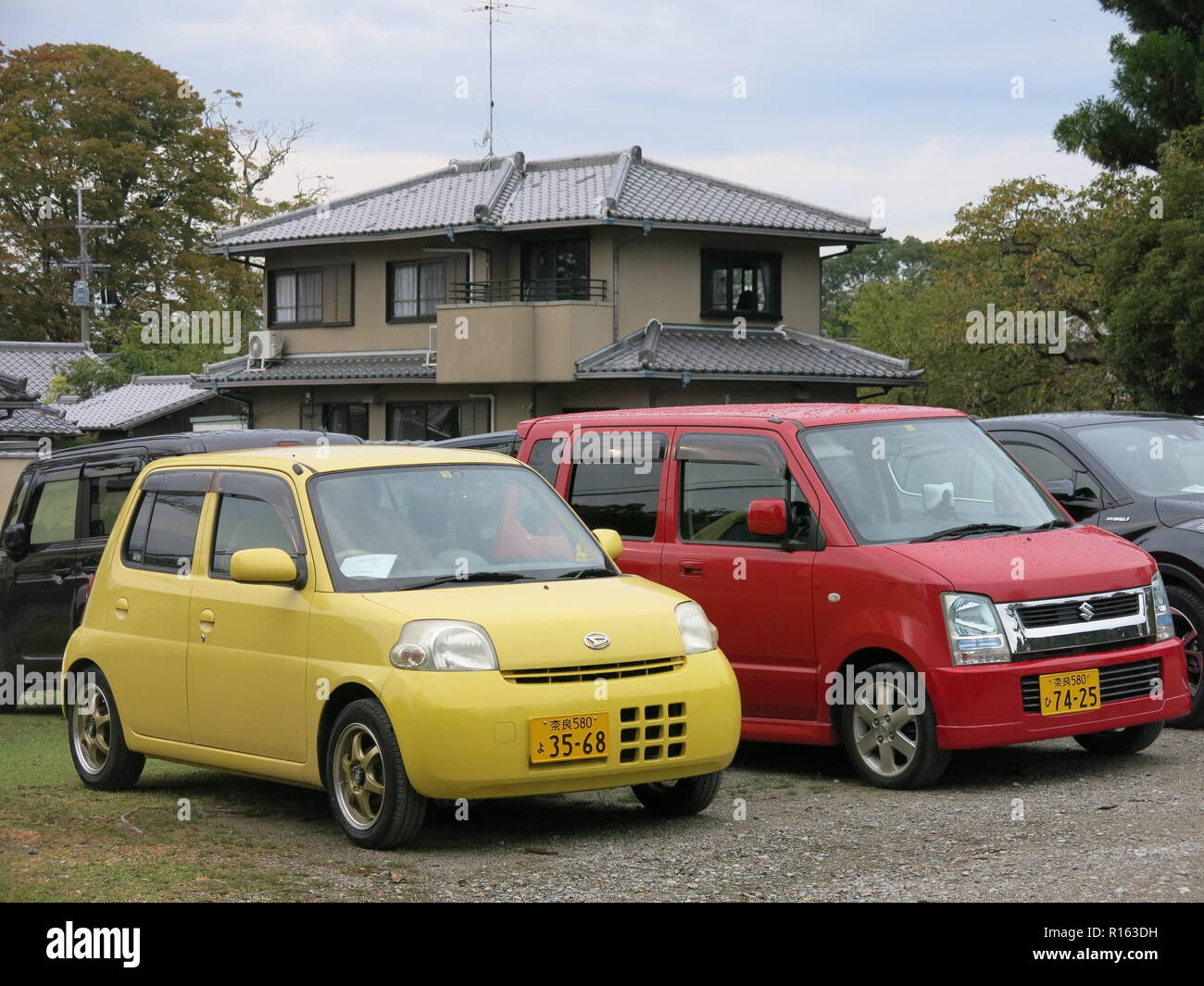 Lo spazio è un lusso in più grandi città giapponesi, così sono vetture compatte per facilità di parcheggio Foto Stock