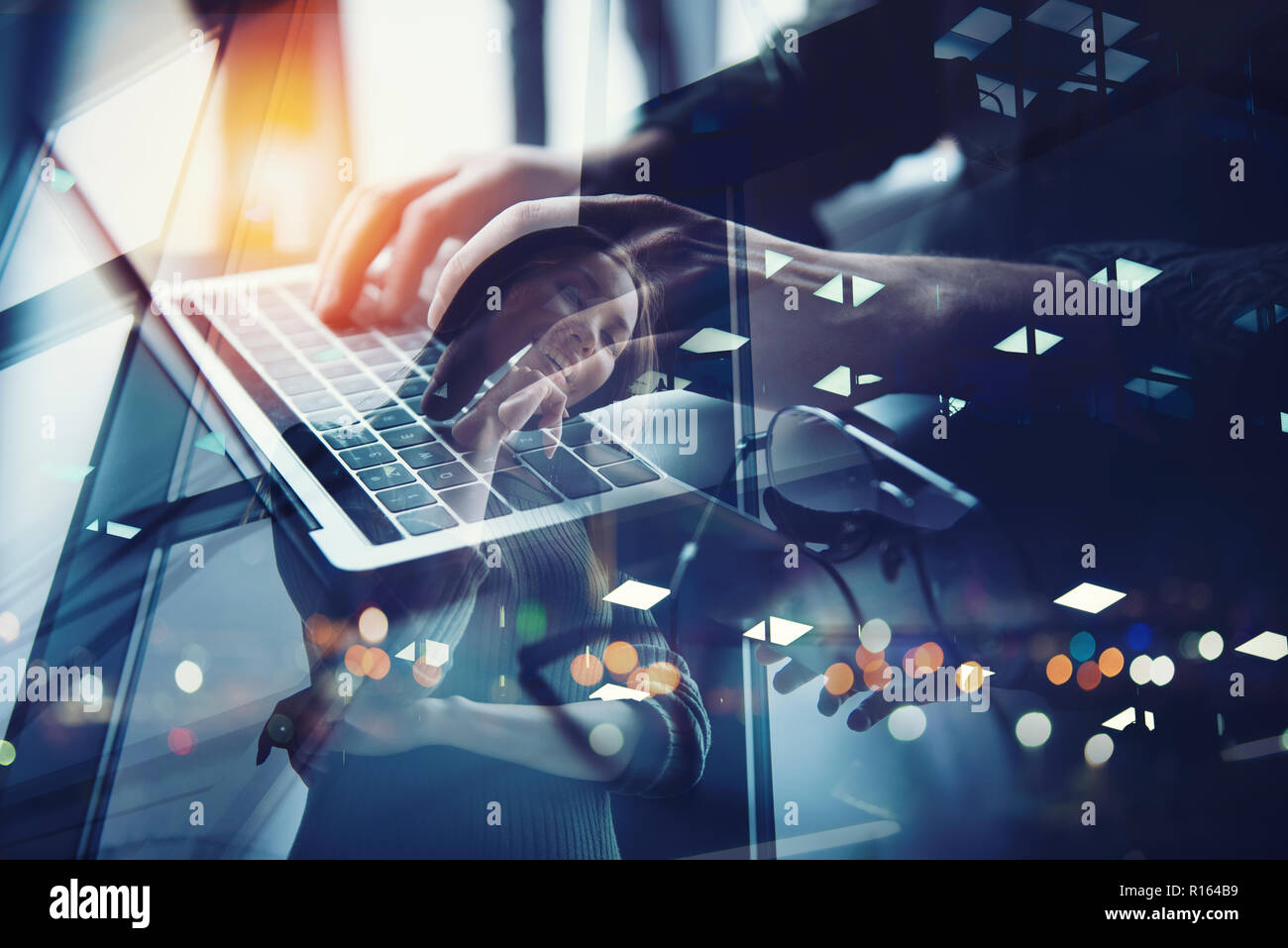 Business man lavora in ufficio con computer portatile. Concetto di rete internet. doppia esposizione Foto Stock