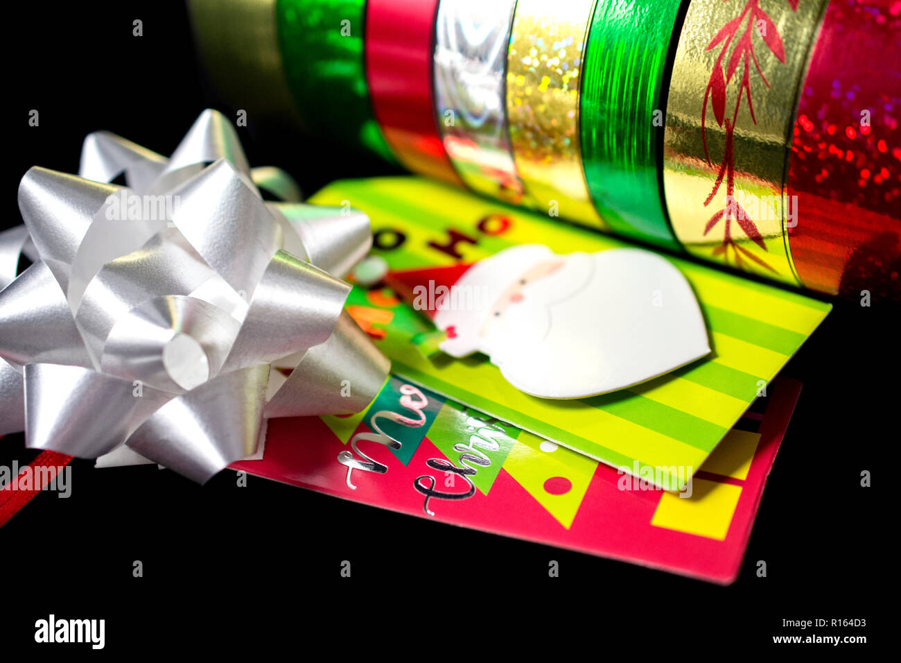 White Satin Ribbon colorati con carta natalizia Foto Stock