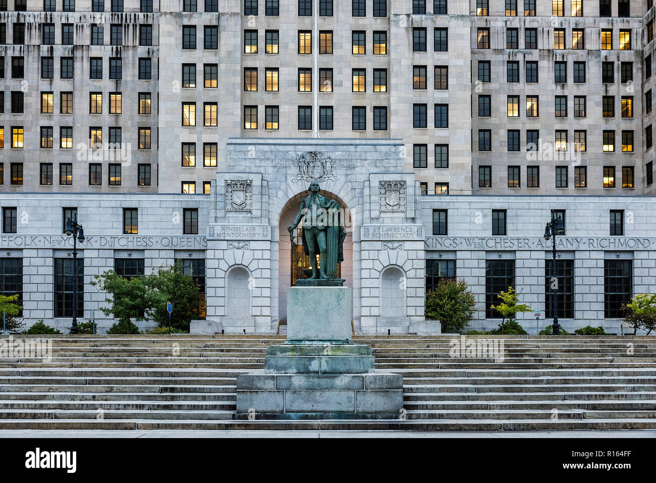 George Washington statua fiancheggiata da New York Stato della giustizia penale edificio, Albany, New York, Stati Uniti d'America. Foto Stock