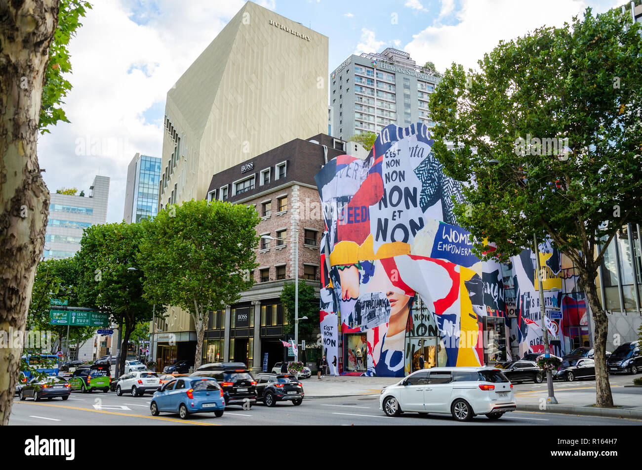 La casa di Dior store su Agpujeong-ro in Gangnam di Seoul è un accattivante punto focale con la sua facciata esterna decorata con un murale colorato. Foto Stock