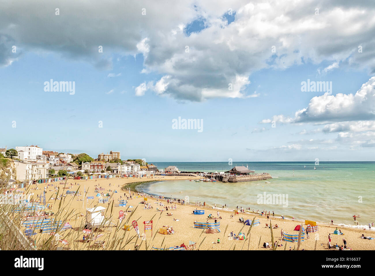 Famiglie sulla spiaggia su una giornata d'estate a Viking Bay, BROADSTAIRS KENT, Inghilterra Foto Stock