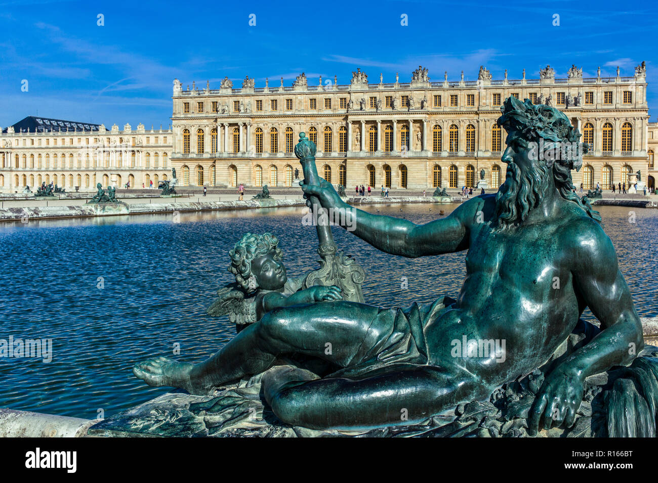 Parigi, una statua e la piscina della Reggia di Versailles Foto Stock