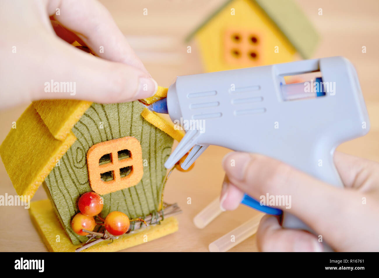 Pistola per colla a caldo tinker artigianato home autunno decorare Foto Stock