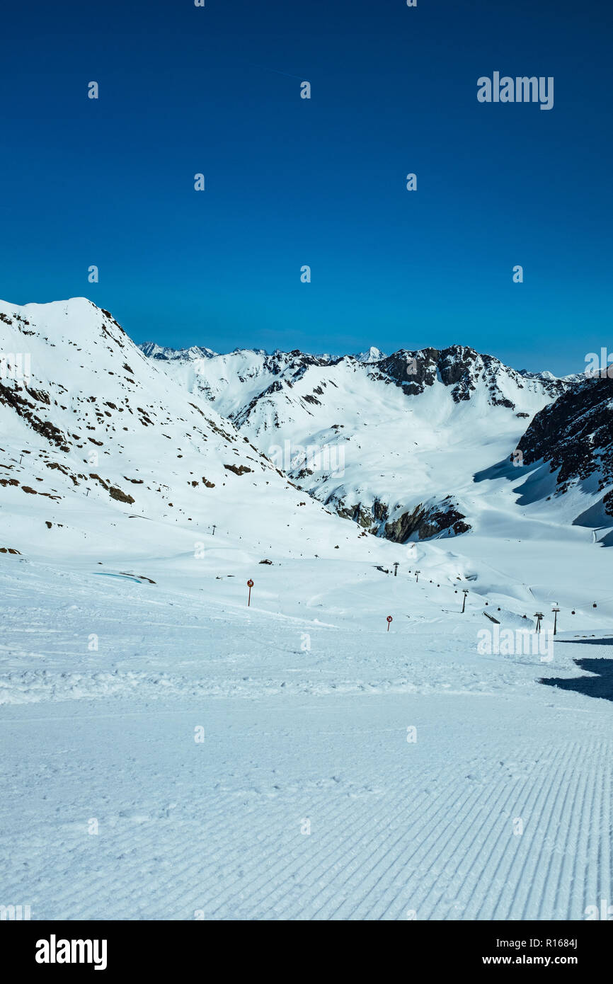 Panorama invernale delle montagne con piste da sci e sci persone, Kaunertal, Tirolo austriaco, Alpi. Foto Stock