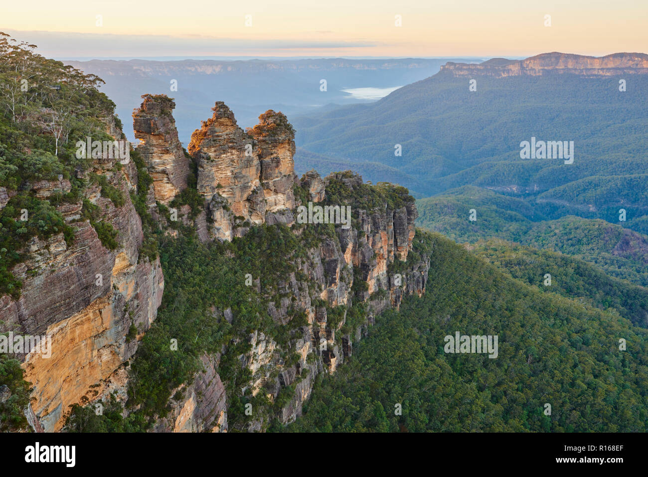 Le tre sorelle con Jamison Valley nelle Blue Mountains, Montagne Blu Nationalpark, Nuovo Galles del Sud, Australia Foto Stock