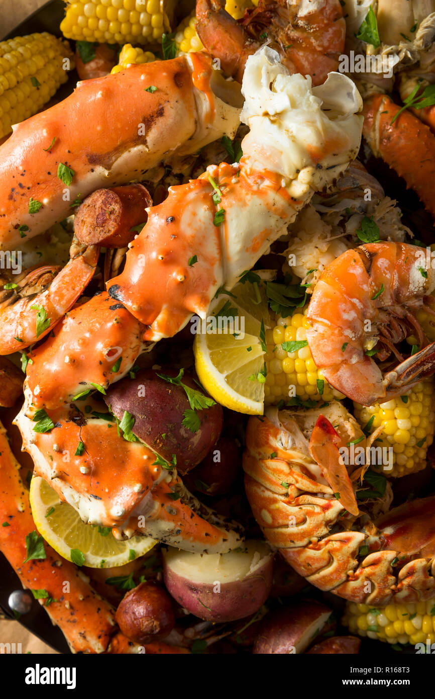 In casa la musica Cajun Seafood bollire con Astici granchi e gamberi Foto Stock