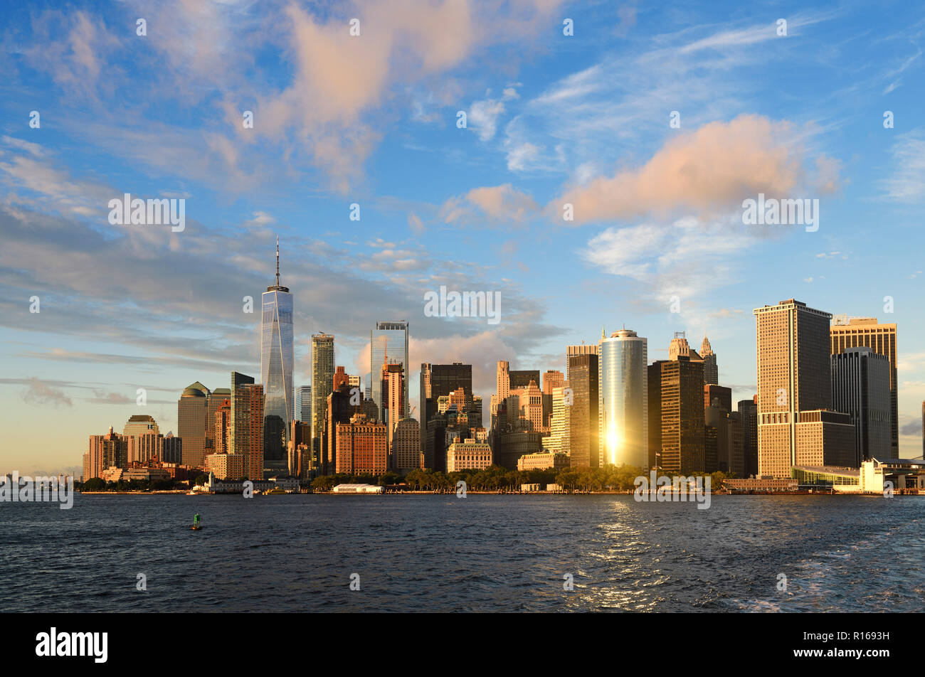 Punta meridionale di Manhattan con il One World Trade Center East River, New York City, Stati Uniti d'America Foto Stock