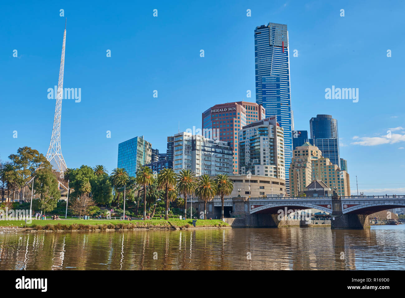 Skyscrapper presso il fiume Yarra, centro città, Melbourne, Victoria, Australia Foto Stock