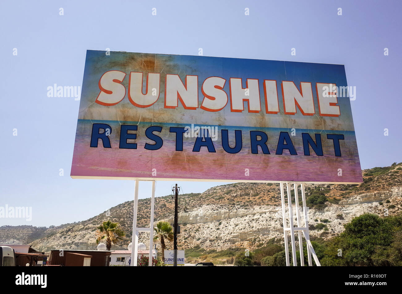 Paesaggio con ristorante a bordo spiaggia di Kourion, Cipro Foto Stock