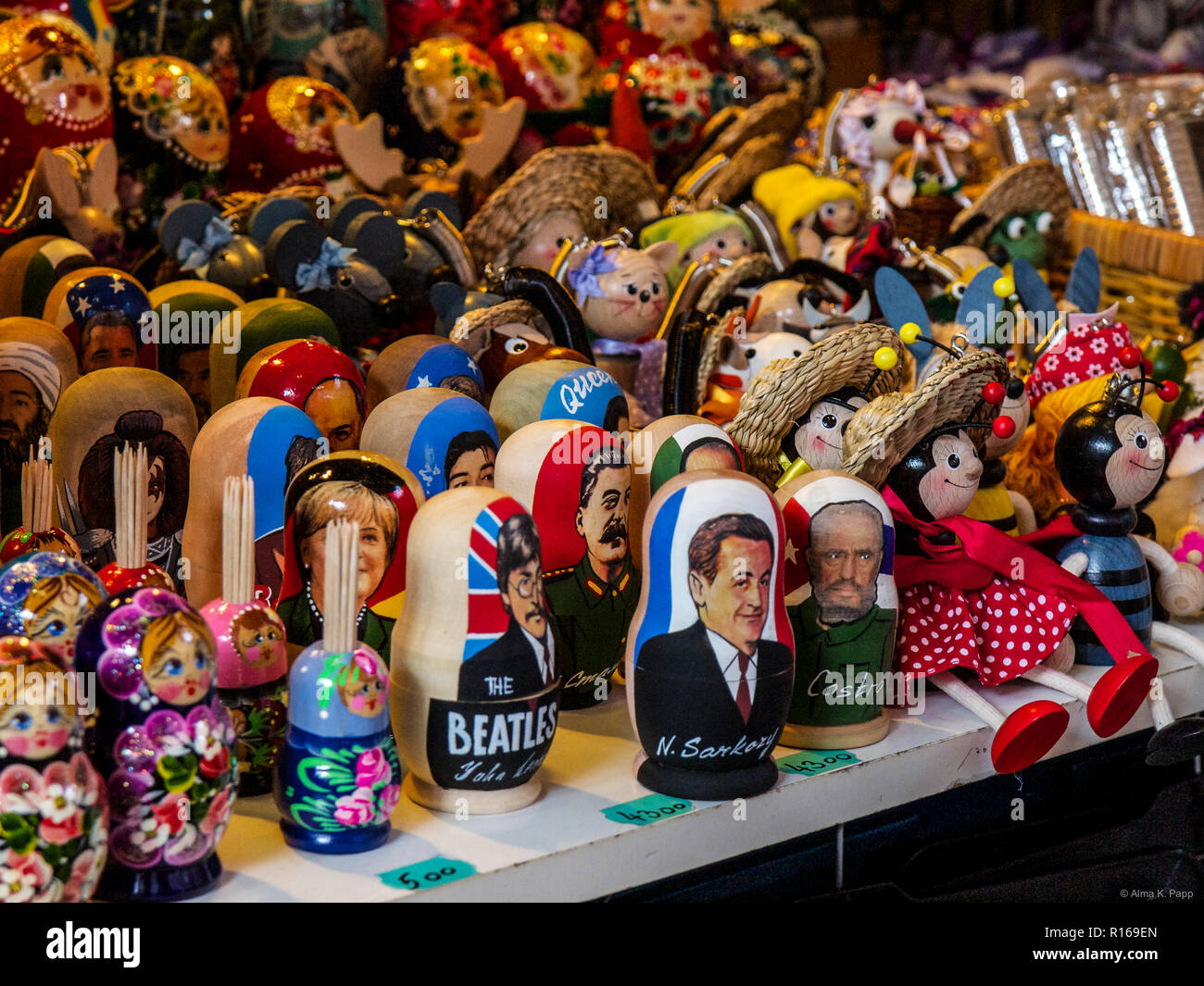 Matrioska bambole e altri doni a Budapest il famoso Mercato Centrale Foto Stock