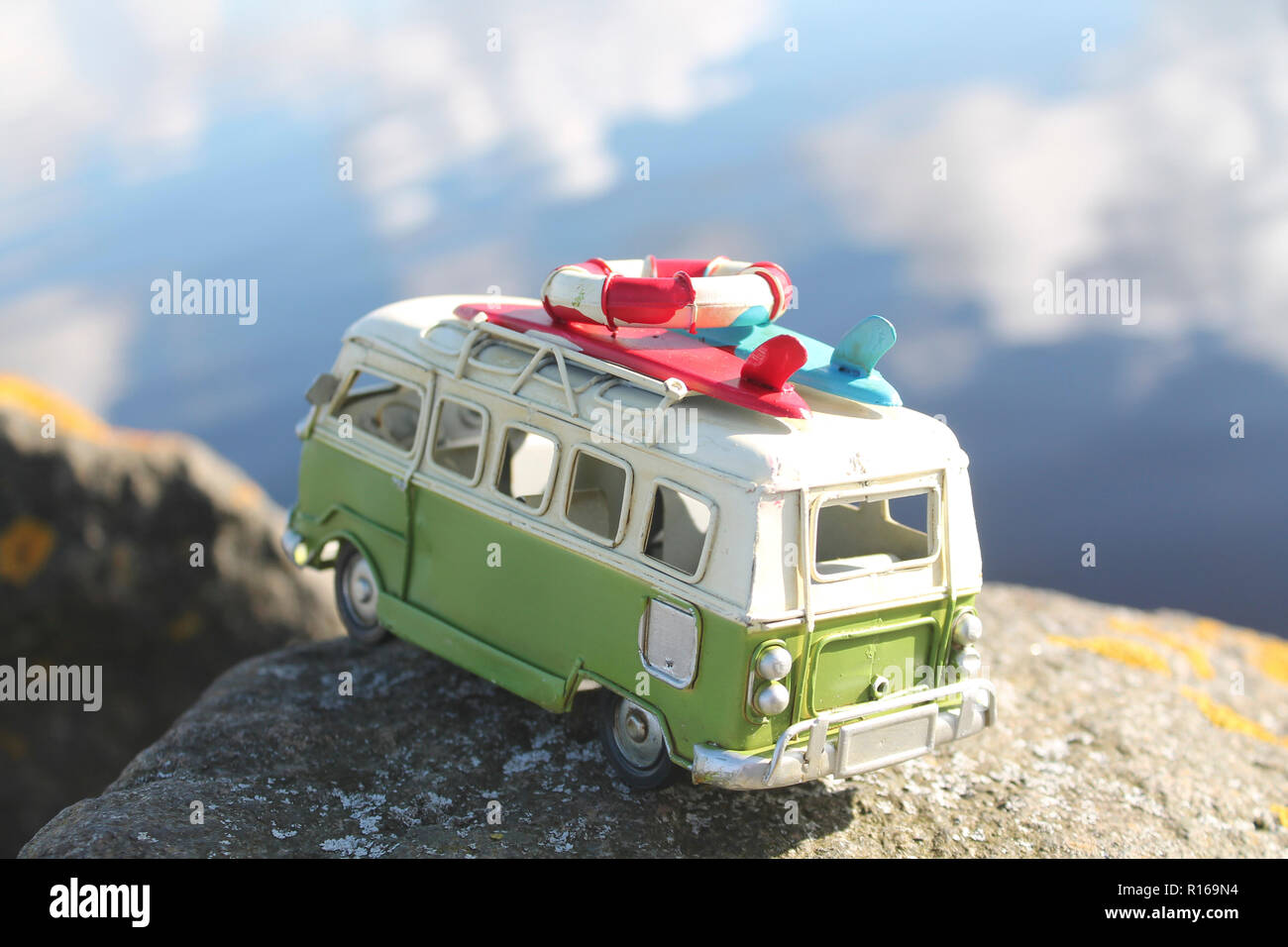 Camper van replica del modello che si affaccia su acqua - la riflessione dal cielo Foto Stock