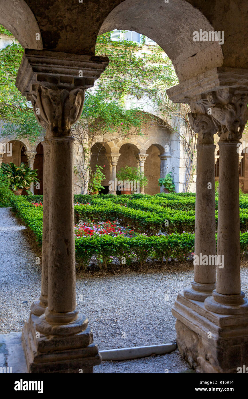 Cortile della St Paul de Mausole - asilo dove Vincent van Gogh è stata trattata nei pressi di San Remy de Provence, Francia Foto Stock