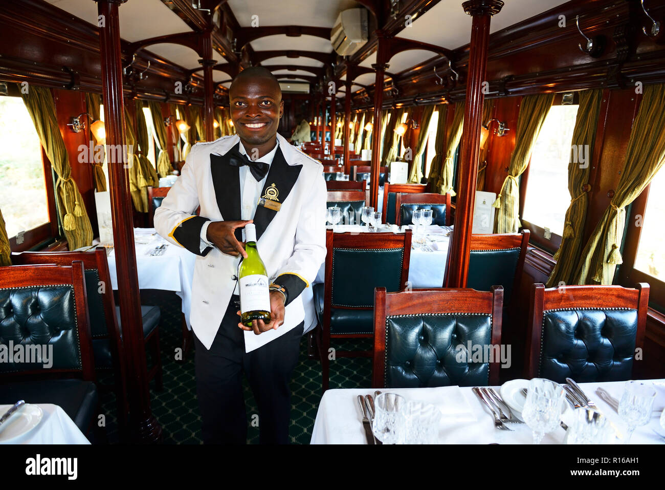 Il personale di servizio con selezione di vini in treno di lusso, Royal Livingstone Express, Livingstone, Zambia Foto Stock