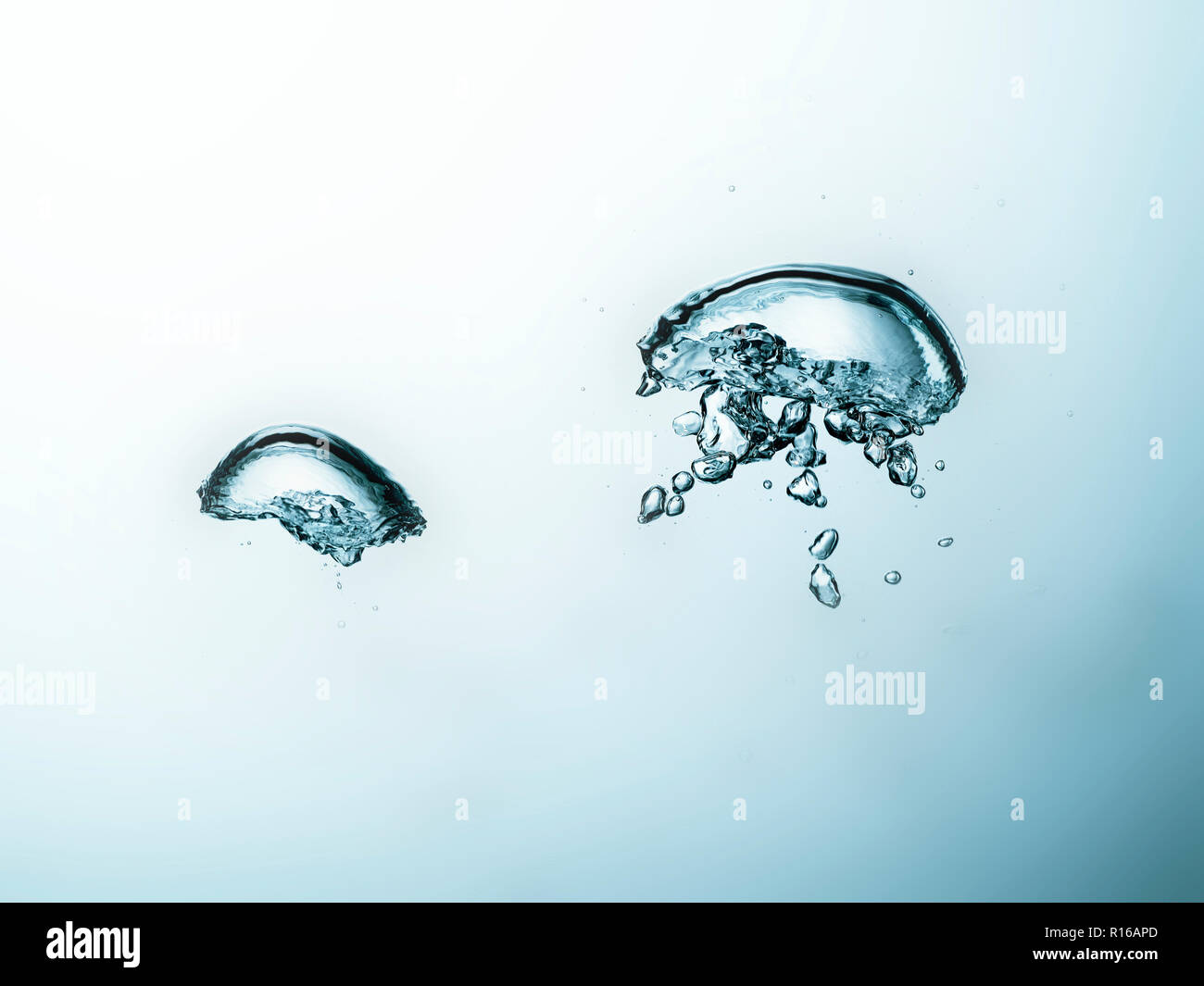Contorting bolle di aria in chiaro liquido trasparente, dettaglio Foto Stock