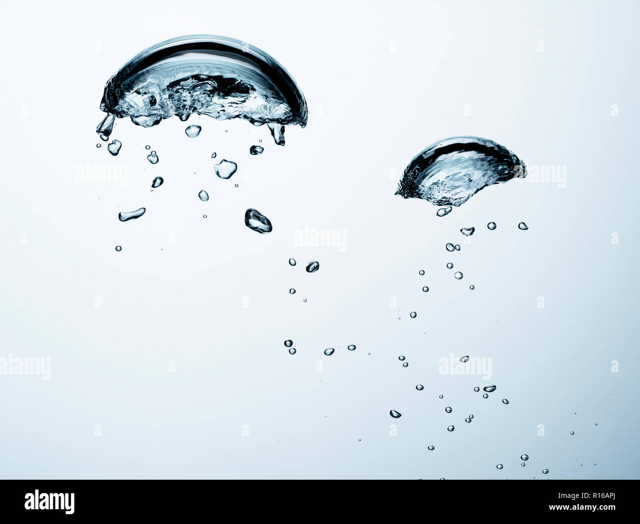 Contorting bolle di aria in chiaro liquido trasparente, dettaglio Foto Stock