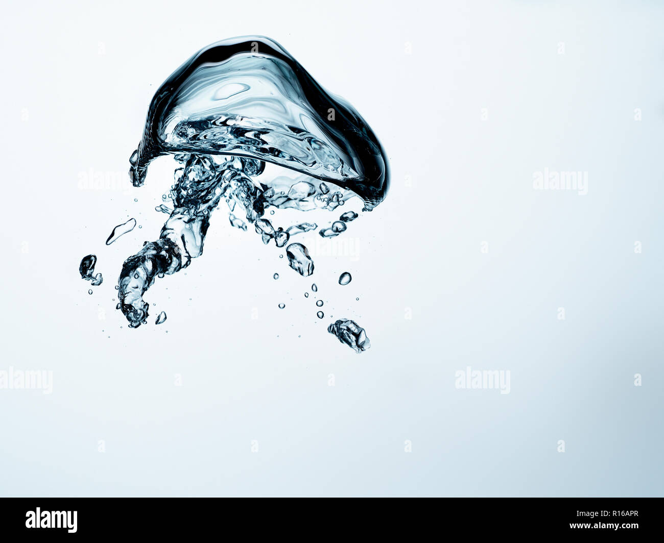 Contorting bolle di aria in chiaro liquido trasparente, dettaglio Foto Stock