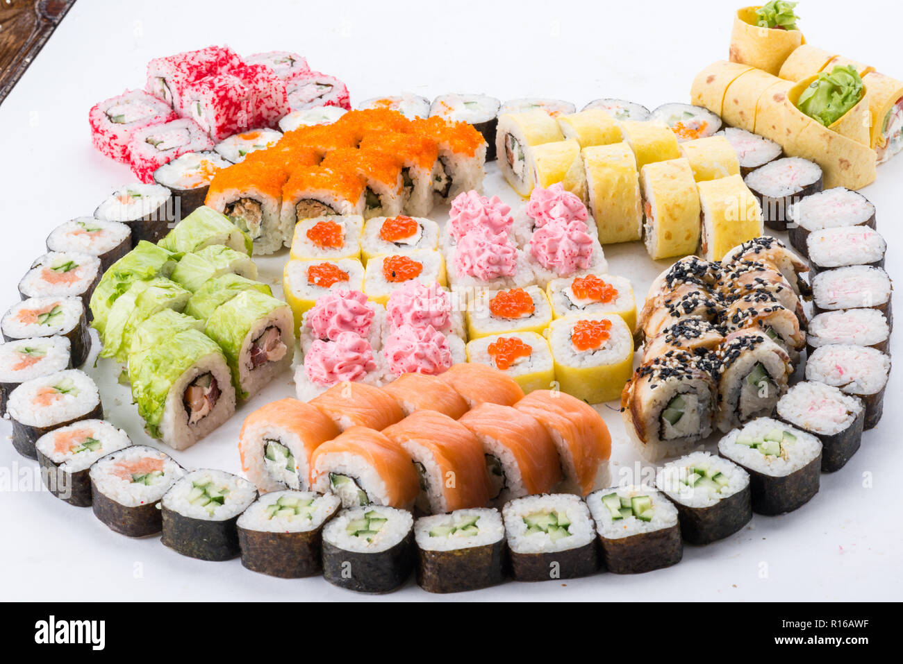 Il cibo giapponese, ristorante sushi gunkan maki roll piatto o vassoio impostato. Set di Sushi e composizione Foto Stock