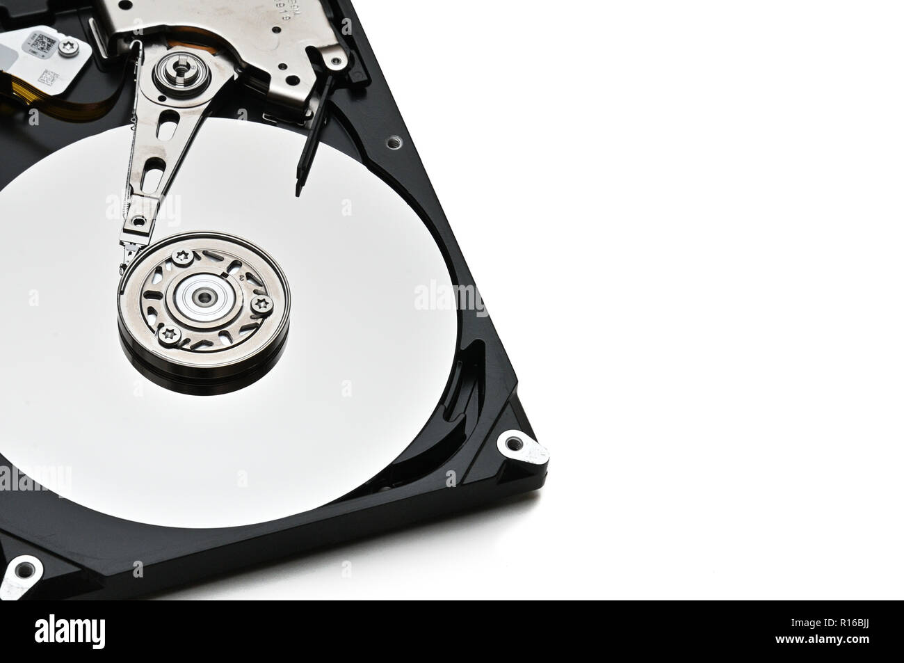 Le parti interne di un disco rigido su un isolato sullo sfondo bianco. Foto Stock