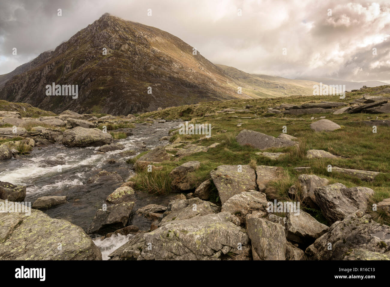 Pen yr Ole Wen presi da Llyn Idwal, Snowdonia National Park, il Galles Foto Stock