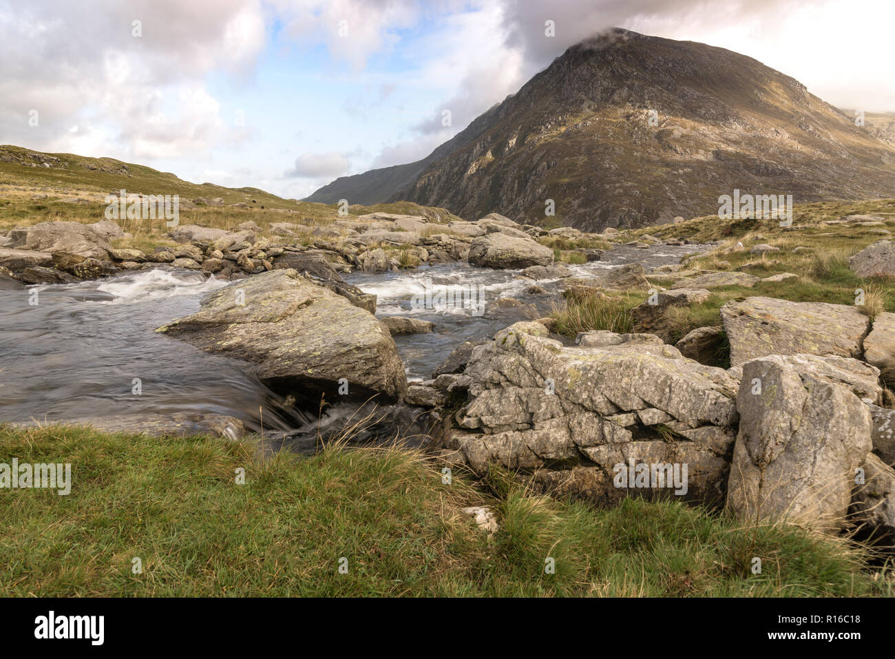 Pen yr Ole Wen presi da Llyn Idwal, Snowdonia National Park, il Galles Foto Stock