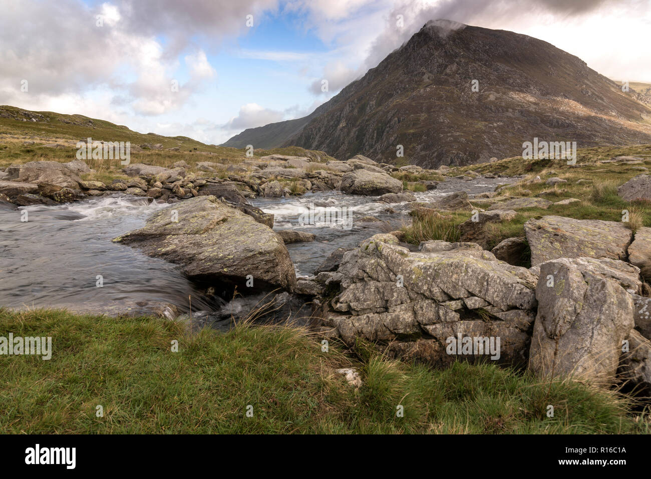 Pen yr Ole Wen presi da Llyn Idwal, Snowdonia National Park, il Galles Foto Stock