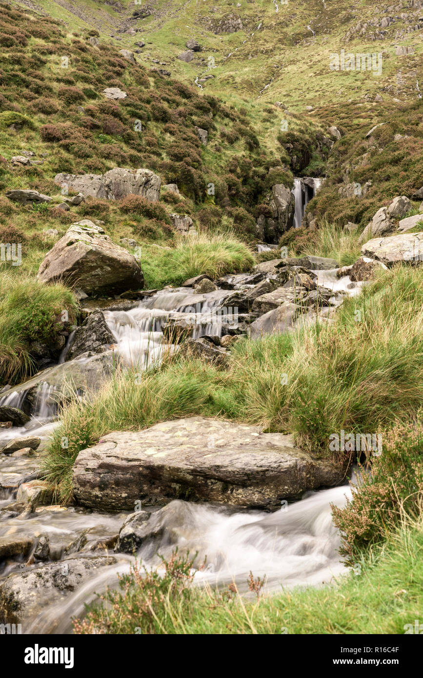 Ruscello di montagna sulla Cwm Idwal via nel Parco Nazionale di Snowdonia nel Galles del Nord Foto Stock