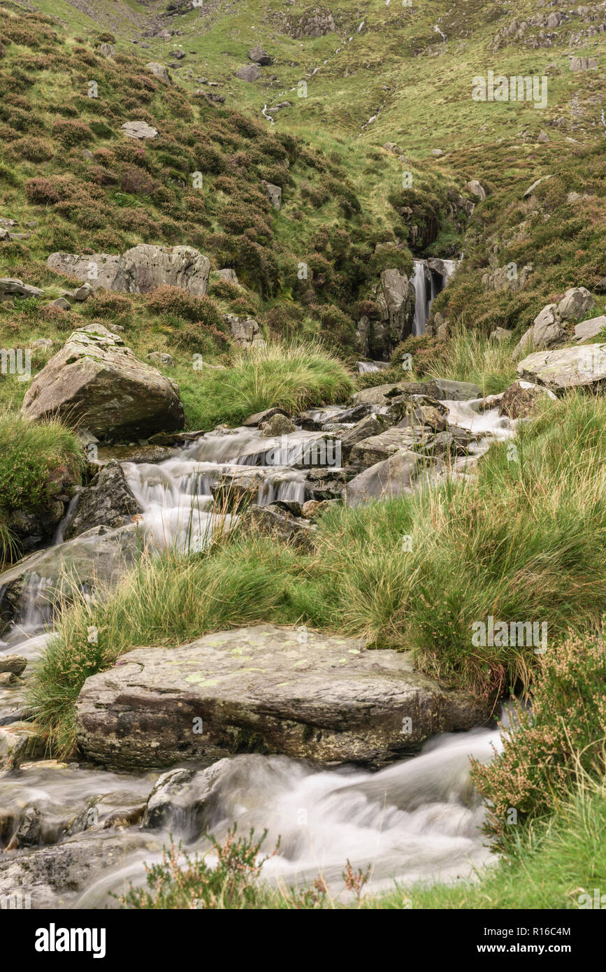 Ruscello di montagna sulla Cwm Idwal via nel Parco Nazionale di Snowdonia nel Galles del Nord Foto Stock