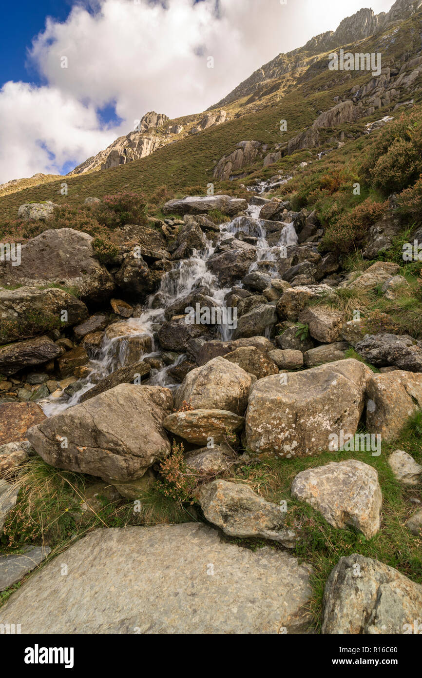 Ruscello di montagna sulla Cwm Idwal via nel Parco Nazionale di Snowdonia nel Galles del Nord Foto Stock