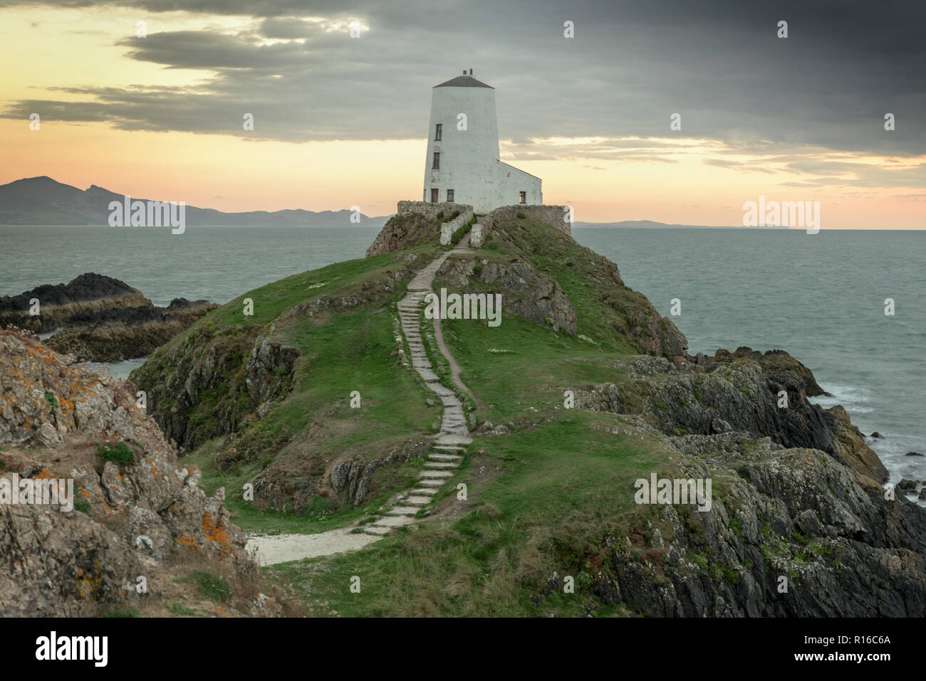 Tŵr Mawr faro sull isola di Llanddwyn, Anglesey, Galles del Nord Regno Unito Foto Stock