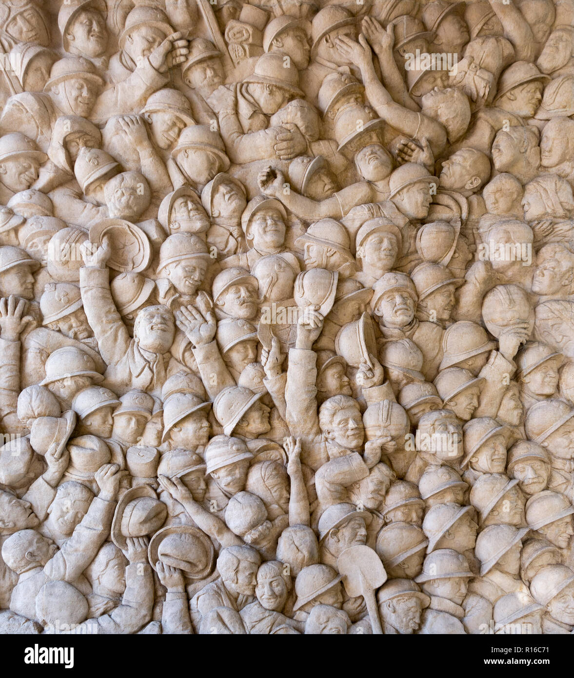 Il francese 1918 armistizio celebrazioni di homecoming truppe la riunificazione con i loro cari. La scultura sul Tolosa monumento di guerra, di Camille Raynaud Foto Stock