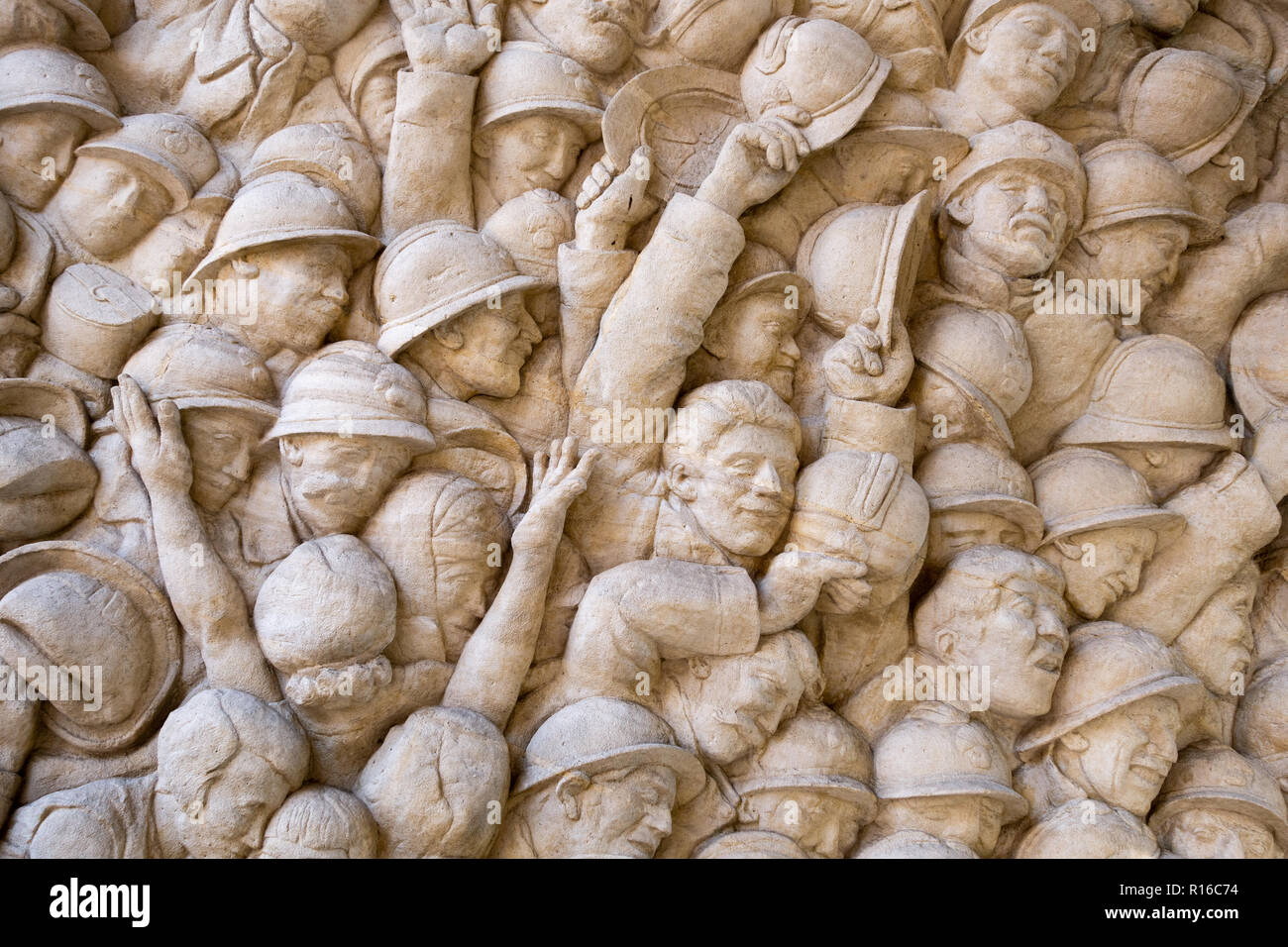 Il francese 1918 armistizio celebrazioni di homecoming truppe la riunificazione con i loro cari. La scultura sul Tolosa monumento di guerra, di Camille Raynaud Foto Stock