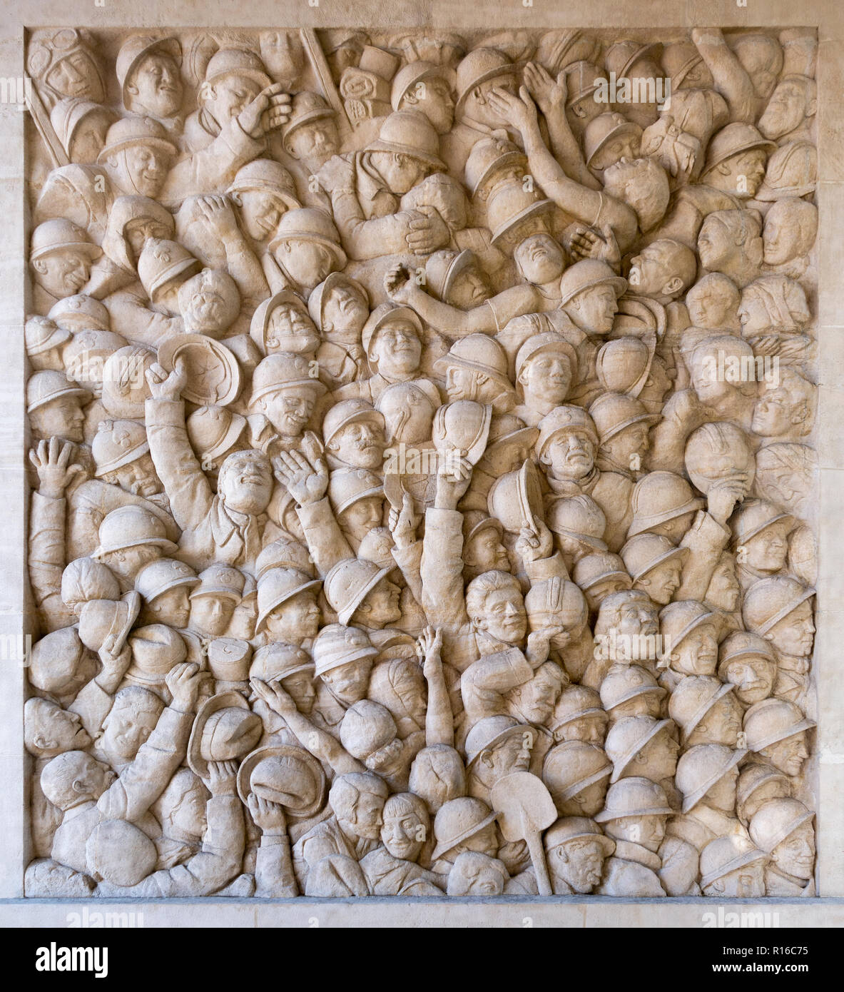 Il francese 1918 armistizio celebrazioni di homecoming truppe la riunificazione con i loro cari. La scultura sul Tolosa monumento di guerra, di Camille Raynaud Foto Stock