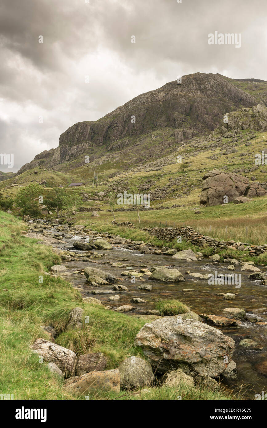 Afon Nant Peris, fiume che scorre attraverso il passaggio di Llanberis in Snowdonia, Gwynedd, il Galles del Nord. Foto Stock